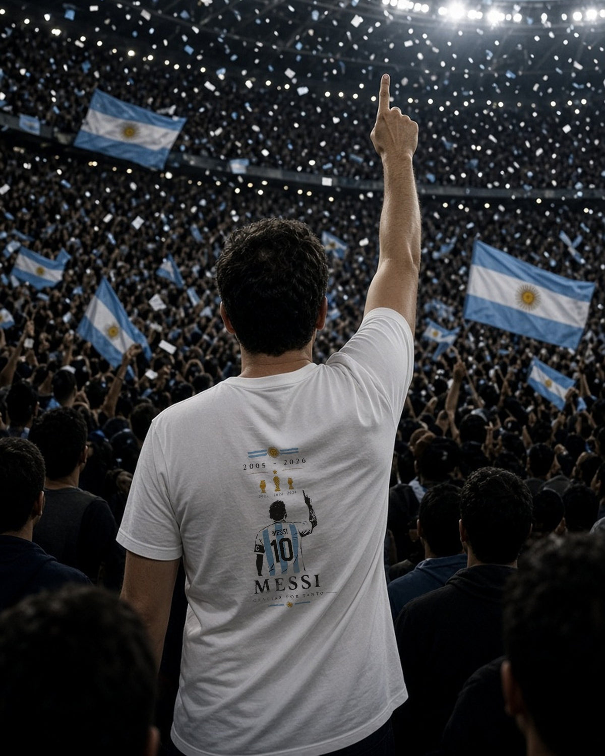 Hincha en el estadio señalando al cielo con la remera Gracias por tanto en la espalda